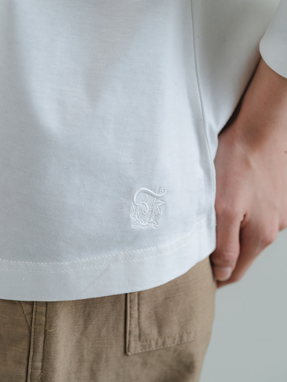 キャサリン ギャザーネック プルオーバーT – TORIHS WHITE GALLERY